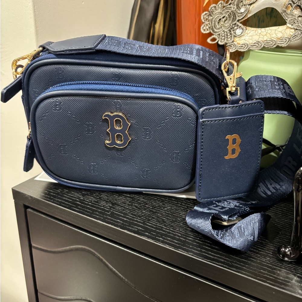 501. NWOT! MLB Boston Red Sox Monogram Navy Crossbody Bag
